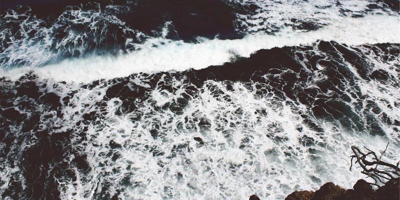 从图表分析与趋势线洞察投资先机：三个经典理财案例深度解读