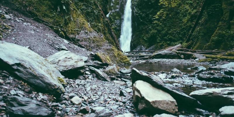 图表分析与趋势线实战：如何用保护性看跌期权为投资组合上保险